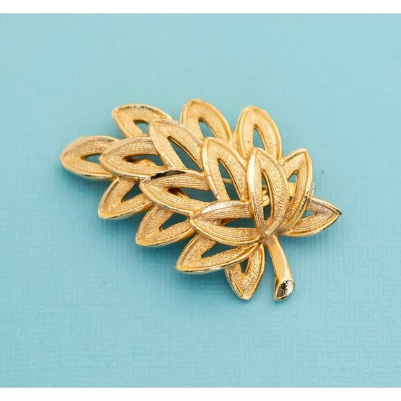 Vintage Gold Pine Tree Brooch E26 - Picture 1 of 2